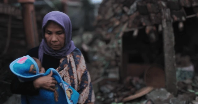 Ibu Ibu gendong anak di kecelakaan korban gempa cianjur ris.or.id (640 x 336 px)